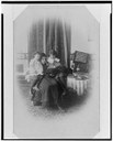 Marian und Elsie Bell mit Gouvernante, ca. 1885 IMG