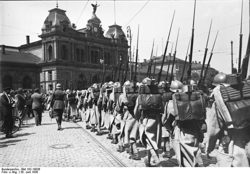 Schwarz-weiß Photographie, 30.06.1930, unbekannter Photograph; Bildquelle: Deutsches Bundesarchiv (German Federal Archive), Bild 102-10036, wikimedia commons http://commons.wikimedia.org/wiki/File:Bundesarchiv_Bild_102-10036,_Mainz,_Abzug_der_franz%C3%B6sischen_Truppen.jpg.  lizensiert unter Creative Commons Attribution ShareAlike 3.0 Germany. 