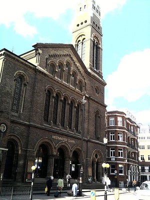 Westminster chapel, Farbfotografie von 2009, Bildquelle: Wikimedia Commons, https://commons.wikimedia.org/wiki/File:Westminsterck.jpg, CC BY-SA 3.0 DE.