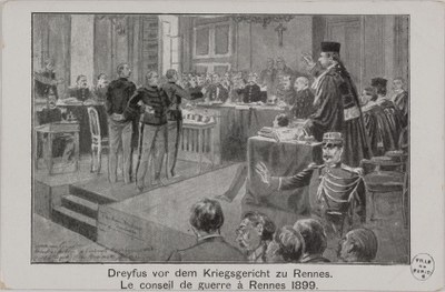 Dreyfus vor dem Kriegsgericht zu Rennes: le conseil de guerre à Rennes 1899, schwarz-weiß illustrierte Postkarte, 9 x 14 cm, 1899; Bildquelle: Xavier Granoux: L'Affaire Dreyfus: catalogue descriptif des cartes postales illustrées françaises et étrangères parues depuis 1894, Paris 1903, S. 94, Digitalisat: Ville de Paris / BHVP / Roger-Viollet, Signatur CPA-1090-(001-002), http://bibliotheques-specialisees.paris.fr/ark:/73873/pf0001481994/v0001.simple.selectedTab=record, gemeinfrei.