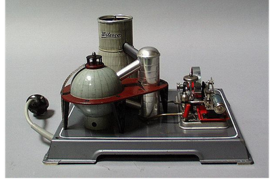 Werkstatt: Wilhelm Schröder und Co., Lüdenscheid, Dampfmaschine "Atomkraftwerk R 200", Weißblech, Metall / lithografiert, gebogen, genietet, Maße: 19 cm (Höhe), 31 cm (Breite), 24,5 cm (Tiefe), um 1960; Bildquelle: Deutsches Historisches Museum, Berlin.