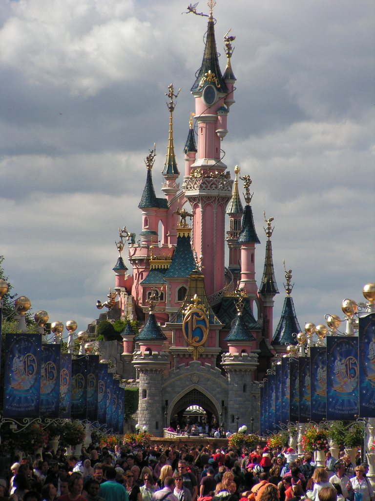 Phantasieschloss im Disneyland Resort Paris, Farbphotographie 2008, unbekannter Photograph; Bildquelle: wikimedia commons,  http://commons.wikimedia.org/wiki/File:11-04-08_-_Disneyland_Paris_Resort_(3).JPG. licensed under the Creative Commons Attribution ShareAlike 3.0 License. 