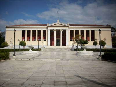 Architekt: Christian Hansen; Fotograf: Neosmyrnian: The University of Athens historic building façade as seen in October 2014 / H πρόσοψη του ιστορικού κτηρίου του Πανεπιστημίου Αθηνών τον Οκτώβριο του 2014 / Fassade des Hauptgebäudes der Universität Athen im Oktober 2014. Quelle: Wikimedia Commons, http://commons.wikimedia.org/wiki/File:University_of_Athens_facade_in_2014.JPG. Creative Commons Lizenz CC BY-SA 4.0.