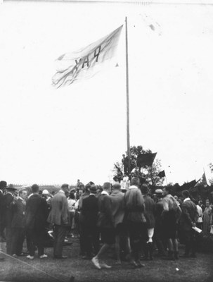 Jugendbegegnung in Bierville, Schwarz-Weiß-Photographien, Frankreich 1926, unbekannter Photograph; Bildquelle: Archiv der deutschen Jugendbewegung (AdJb), Burg Ludwigstein, Witzenhausen. Mit freundlicher Genehmigung des Archivs der deutschen Jugendbewegung.