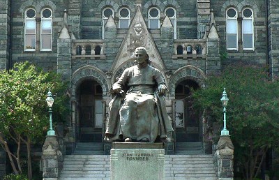 Jerome Connor (1874–1943), Statue von John Carroll (1735–1815), Georgetown University, Photograph: Patrickneil; Bildquelle: Wikimedia Commons, http://commons.wikimedia.org/wiki/File:John_Carroll_statue.jpg?uselang=de.Creative Commons-Lizenz Namensnennung-Weitergabe unter gleichen Bedingungen 3.0 Unported.