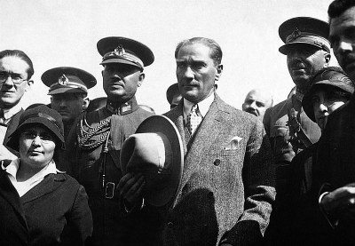   Hutgesetz – Atatürk in Izmir 1925