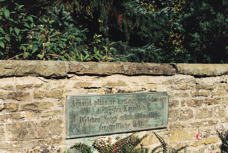 Gedenkstein für die Einführung der Kartoffel in Württemberg, Farbphotographie, unbekannter Photograph, Bildquelle: Mit freundlicher Genehmigung des Henri-Arnaud-Hauses Ötisheim-Schönenberg. 