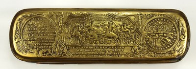 Johann Heinrich Hamer, Iserlohner Tabaksdose oder Friedrichsdose, Kupfer und Messing, 16 x 4,5 x 3 cm, 1758; Bildquelle: Museum Weißenfels - Schloss Neu-Augustusburg, Museum DigitalSachsen-Anhalt, CC BY-NC-SA 4.0, http://creativecommons.org/licenses/by-nc-sa/4.0/. 