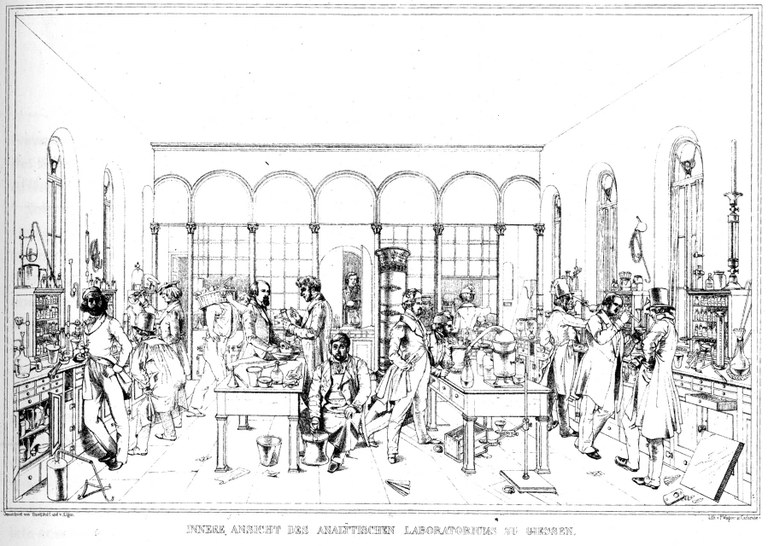 Innere Ansicht des Analytischen Laboratoriums in Giessen, Lithographie, 1842, unbekannter Künstler nach einer Zeichnung von Wilhelm Trautschold (1815-1877) und Hugo von Ritgen (1811-1889); Bildquelle: Hofmann, J. P.: Das chemische Laboratorium der Ludwigs-Universität zu Gießen, Tafeln, Heidelberg 1842, Tafel VII.