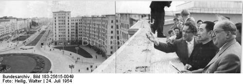 Walter Heilig, Besuch des Ministerpräsidenten und Ministers für Auswärtige Angelegenheiten der Volksrepublik China Tschou En-lai in Berlin, black-and-white photograph, 1954; source: Deutsches Bundesarchiv Bild 183-25615-0049, http://www.bild.bundesarchiv.de/archives/barchpic/view/1104125.