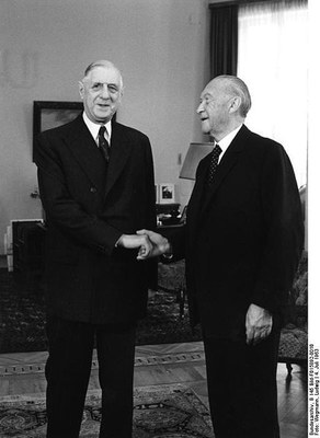 Bonn, Konrad Adenauer und Charles de Gaulle, Schwarz-Weiß-Photographie, 1958, Photograph: Ludwig Wegmann; Bildquelle: Deutsches Bundesarchiv (German Federal Archive), B 145 Bild-F015892-0010, wikimedia commons, http://commons.wikimedia.org/wiki/File:Bundesarchiv_B_145_Bild-F015892-0010,_Bonn,_Konrad_Adenauer_und_Charles_de_Gaulle.jpg