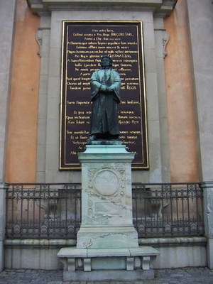 Theodor Lundberg (1852–1926), Statue von Olaus Petri (1493–1552) neben der Storkyrka in Stockholm, errichtet 1898, Farbphotographie 2005, Photograph: Peter Isotalo; Bildquelle: Wikimedia Commons, http://commons.wikimedia.org/wiki/File:Storkyrkan2.jpg?uselang=de.Creative Commons Some Rights Reserved Creative Commons-Lizenz Namensnennung-Weitergabe unter gleichen Bedingungen 3.0 Unported