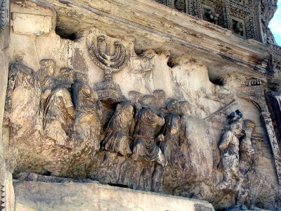 Plünderung des Jerusalemer Tempels durch die Römer im Jahr 70 n.d.Z., Reliefdarstellung auf dem Titusbogen in Rom, Farbphotographie, 2005, Photograph: Anthony M.; Bildquelle: Wikimedia Commons, http://commons.wikimedia.org/wiki/File:Arch_of_titus_relief_2.jpg.Creative Commons Attribution 2.0 Generic