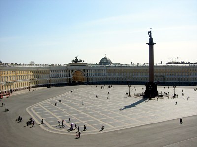 Alexandersäule auf dem Petersburger Platz, von einem Fenster der Hermitage aus gesehen, Sankt Petersburg, Farbphotographie, 2004, Photograph: Walter Smith; Bildquelle: Wikimedia Commons, http://commons.wikimedia.org/wiki/File:Petersburg-square.jpg, Creative Commons Attribution 2.0 Generic license, https://creativecommons.org/licenses/by-nc-nd/2.0/.