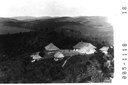 Unbekannter Fotograf, Deutsche Siedlung im Iringahochland (Deutsch-Ostafrika, heute Tansania), ca. 1890-1914. Quelle: Koloniales Bildarchiv, Universitätsbibliothek Johann Christian Senckenberg Frankfurt/Main, https://ilissafrica.wordpress.com/2011/01/13/africa-in-historical-photographs/.  Bildnummer 005-1118-18, http://www.ilissafrica.de/vk/?q=%22005-1118-18%22&c=dkg. Mit freundlicher Genehmigung.  