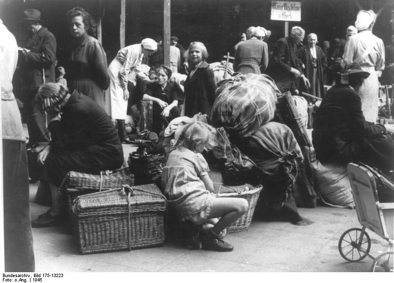 Deutsche Flüchtlinge aus Pommern, Ost- und Westpreußen am Lehrter Bahnhof in Berlin, schwarz-weiß Photographie, 1945, unbekannter Photograph; Bildquelle: Deutsches Bundesarchiv (German Federal Archive), Bild 175-13223, wikimedia commons, http://commons.wikimedia.org/wiki/File:Bundesarchiv_Bild_175-13223,_Berlin,_Fl%C3%BCchtlinge_aus_dem_Osten.jpg?uselang=de. 