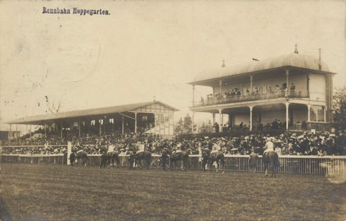 Rennbahn Hoppegarten, Postkarte, Deutschland 1912, Ilustrations-Photo Verlag, Berlin; Bildquelle: Zenodot Verlagsgesellschaft mbH, Zeno.org, http://www.zeno.org/nid/20000619302.