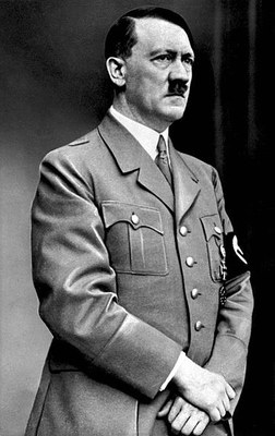 Adolf Hitler (1889-1945), Schwarz-Weiß-Fotografie, 1937, unbekannter Fotograf; Bildquelle: Deutsches Bundesarchiv via Wikimedia Commons: https://commons.wikimedia.org/wiki/File:Bundesarchiv_Bild_183-S33882,_Adolf_Hitler_retouched.jpg. Creative Commons Attribution-Share Alike 3.0 Germany.