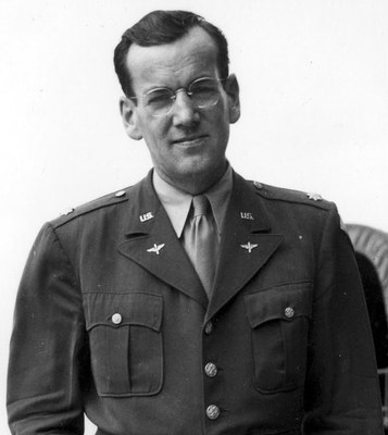 Glenn Miller (1904-1944), Schwarz-Weiß-Fotografie, unbekannter Fotograf; Bildquelle: U.S. Government via Wikimedia Commons: https://commons.wikimedia.org/wiki/Glenn_Miller. Public Domain.